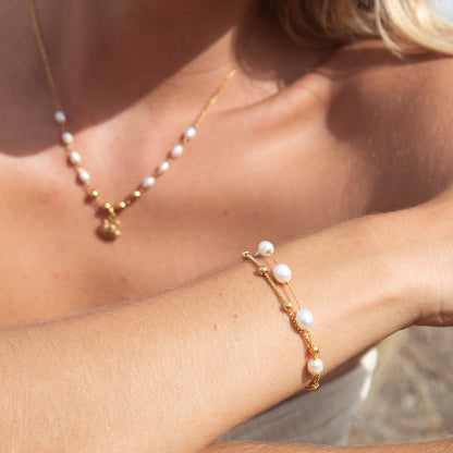 Gold bracelet with pearls and beads