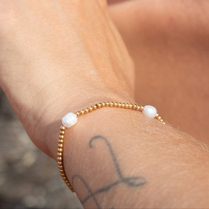 Gold bead bracelet with pearls
