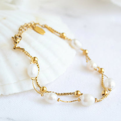 Gold chain bracelet with pearls and beads