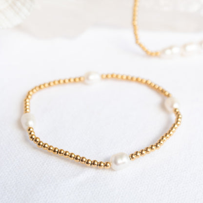 Gold beaded bracelet with pearls