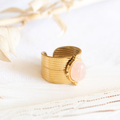Gold ring with rose quartz gemstone